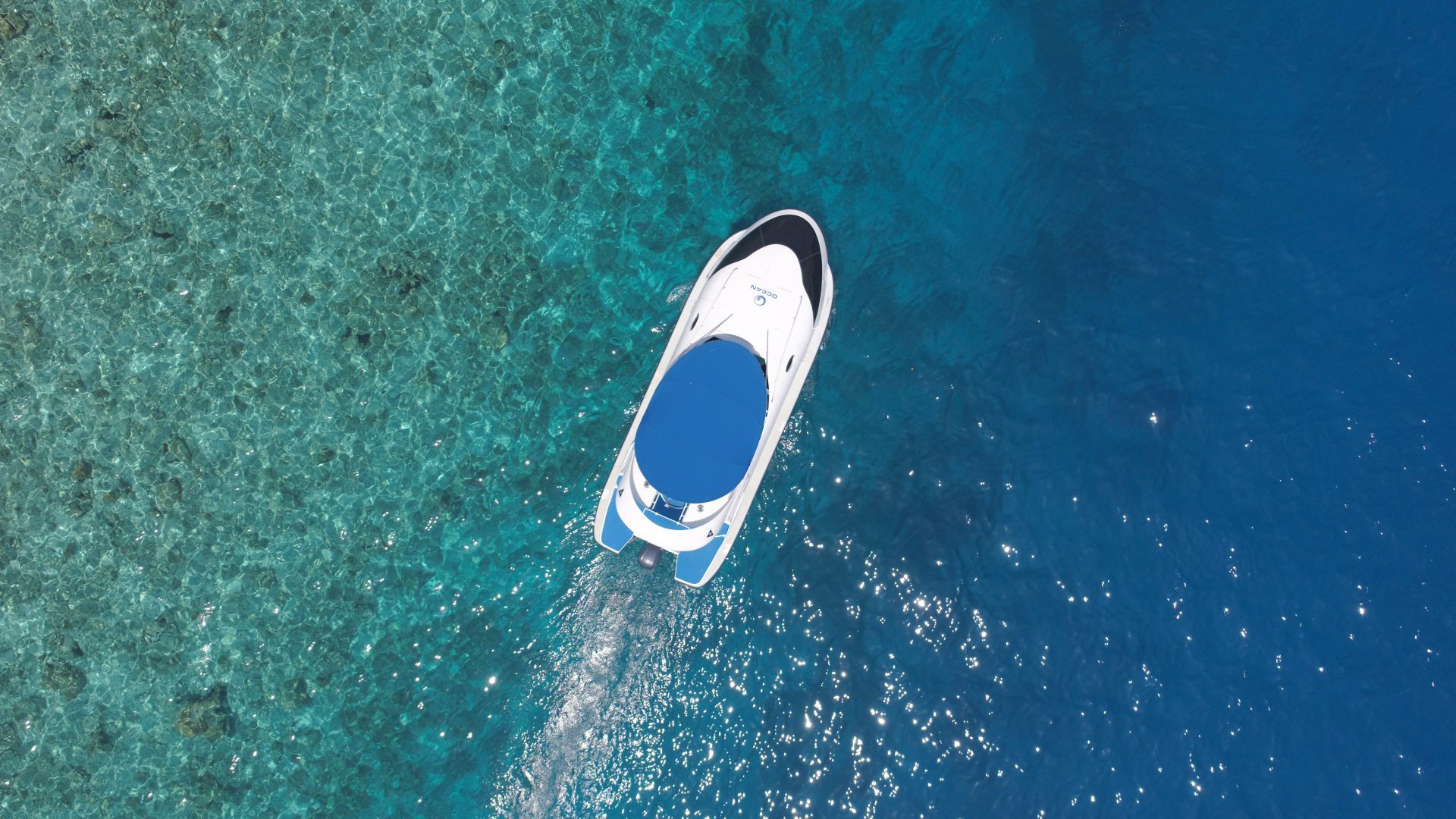 (English) GLASS BOTTOM BOAT